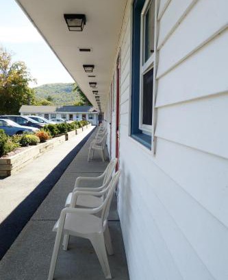 Great Barrington Hotel | Monument Mountain Motel
