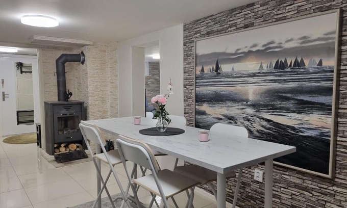 Broby Apartment | Moonlight - Trevlig Källarlägenhet