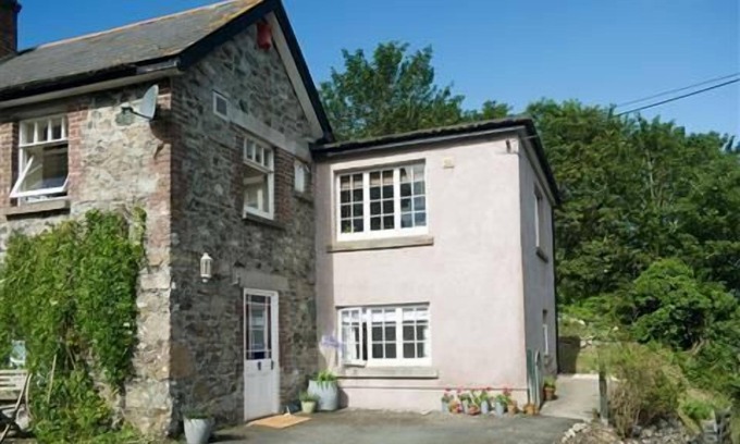 Cadgwith Cottage | Moonsail in Cadgwith Cove- sleeps 4 guests in 2 bedrooms