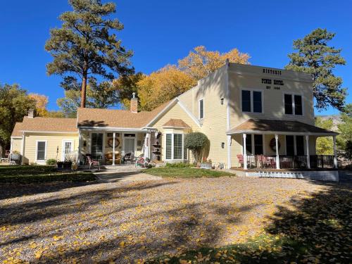 Marysvale Hotel | Moore's Old Pine Inn