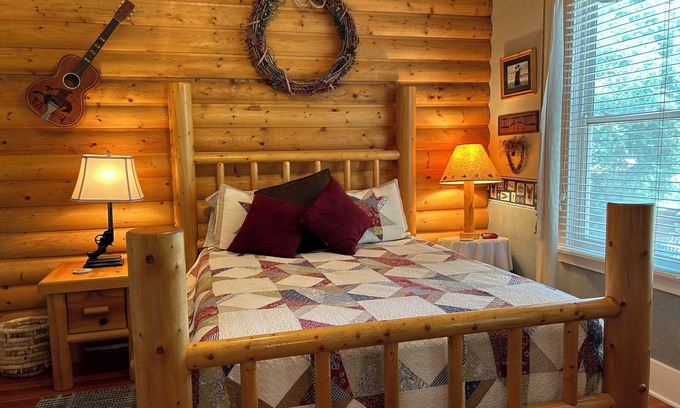 Marysvale Hotel | Moore's Old Pine Inn