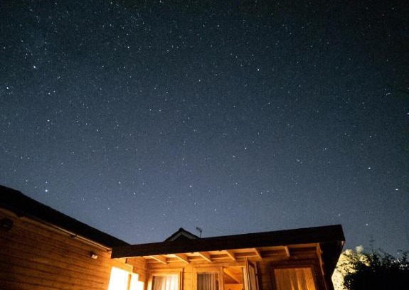 Bromham Ski Chalet | Moors Wood Relaxing ,Tranquil retreat with Hot Tub