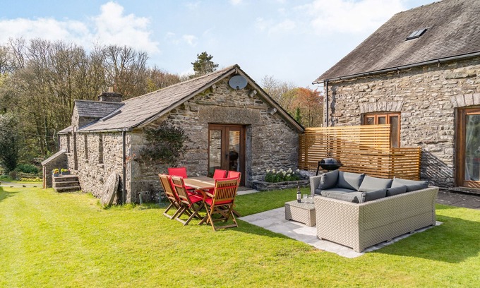 Kendal Cottage | MORESDALE BANK COTTAGE, family friendly, with open fire in Kendal