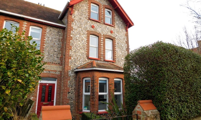 Sheringham Cottage | Morris House - a house that sleeps 11 guests in 6 bedrooms