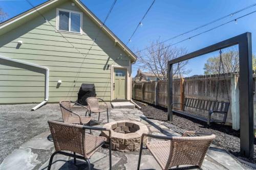 Morrison House | Morrison Getaway - 2BR House BBQ Free Parking