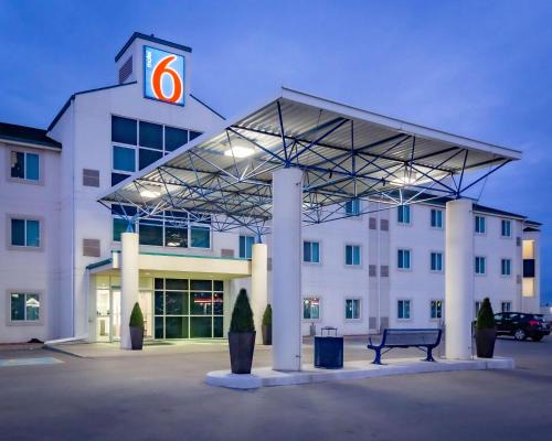 North Industrial Hotel | Motel 6-Saskatoon, SK