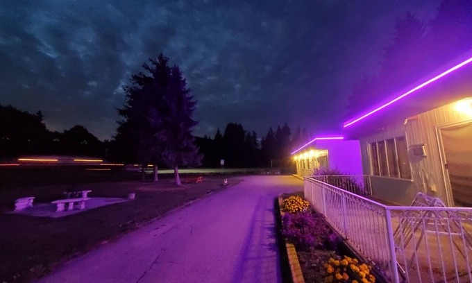 Canoe Hotel | Motel Happy Salmon