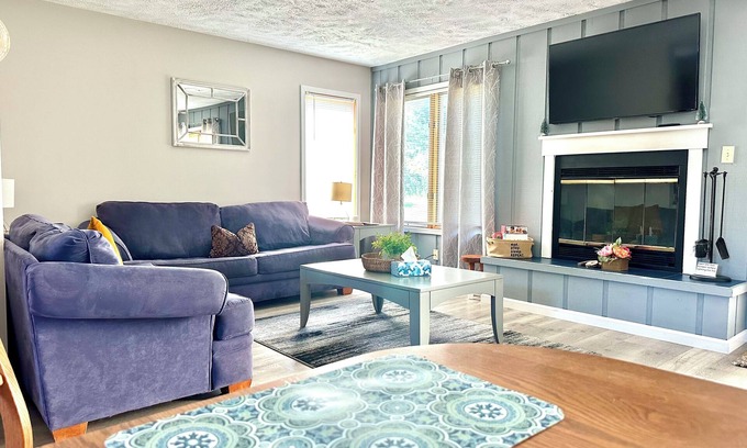 East Stroudsburg House | Mountain Air - Jacuzzi, Hiking, Biking & River; 15 min walk Shawnee Mt. Ski Area