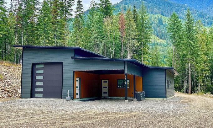 Malakwa House | Mountain Retreat Between Revelstoke & Sicamous - Sled, Ski, Hike, Fish, Relax