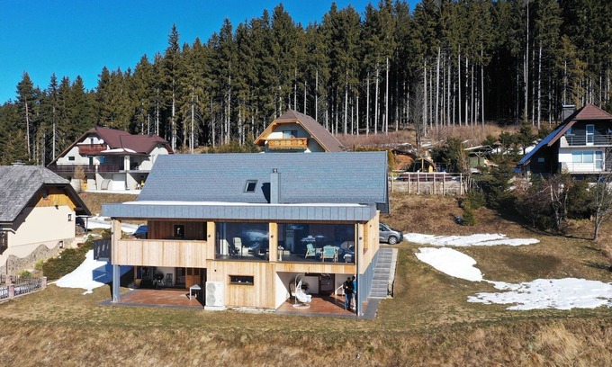 Dravograd Apartment | Mountain Vibrant and Timeless Apartment with Sauna - Studio Apartment with Terrace