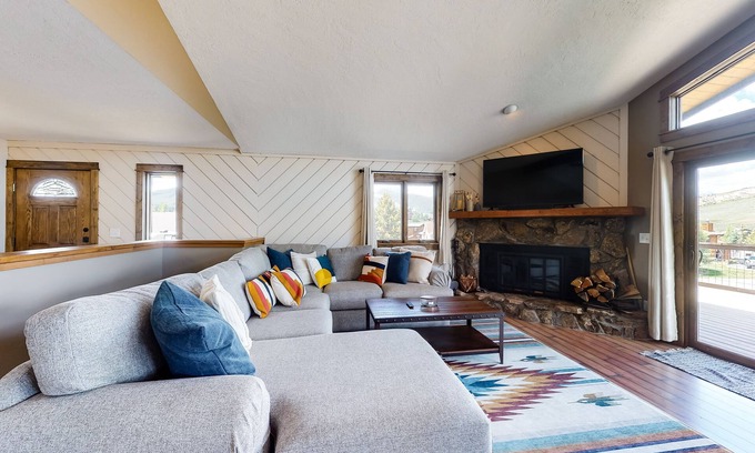 Summit Cove House | Mountain view home with deck, wood-burning fireplace, & WiFi - great location