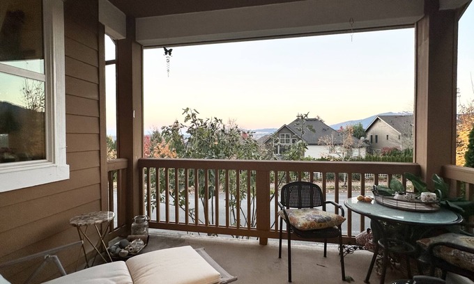 Issaquah House | Mountain view house with garage /fenced yard