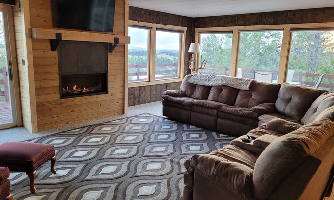 Roy House | MT Breaks Bunkhouse, secluded 4-bed house, minutes from Missouri River, NE Roy