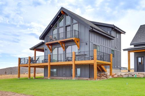 Sweetwater House | Mtn and Lake Views Family Retreat in Garden City!