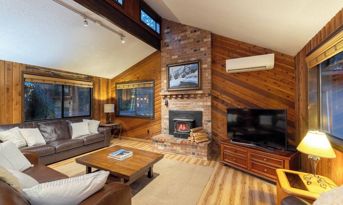 Welches House | MTN Cabin-Hot Tub-Fire Pit-Games-Sleeps 10!