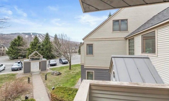 Stratton Mountain Condo | Mtn. view, easy access to village