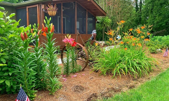 Kedron Cottage | Mule Town Cottage, Historic Columbia TN. 3BR/2BA