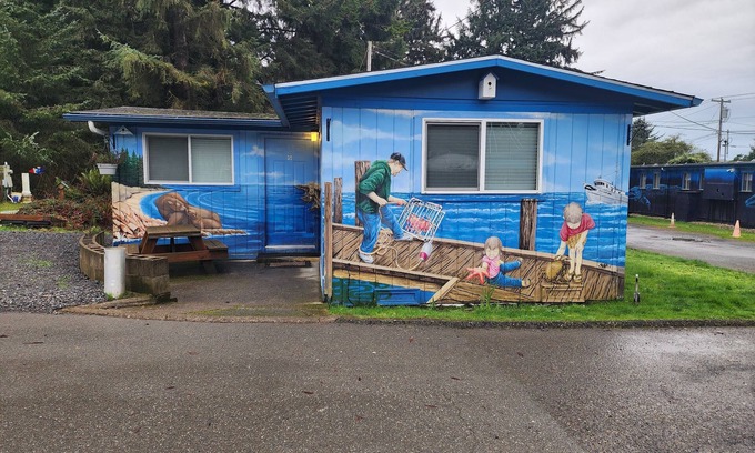 Coos Bay Cabin | Mural Cabin on the Coast