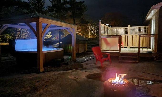 Honey Harbour Cottage | Muskoka Honey Harbour Getaway with Hot Tub!