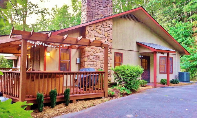Maggie Valley House | MV Country Club, EZ Paved Access, A/C, Hot Tub, Fireplace, Firepit, WIFi