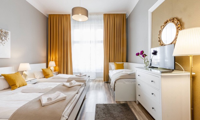 Schoeneberg Apartment | MyGold Apartment 120 sqm apartment with balcony and panoramic windows