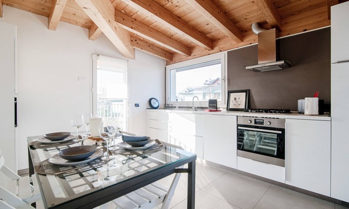 Lipomo Apartment | MyHomeInComo - White Attic