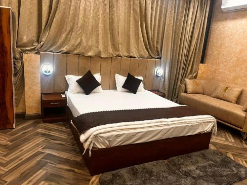 Nahan Hotel | Naayra