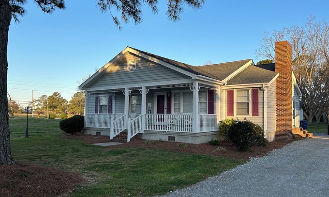 Belhaven Cottage | Nana’s Charming 4-bedroom cottage in serene Belhaven close to all amenities.