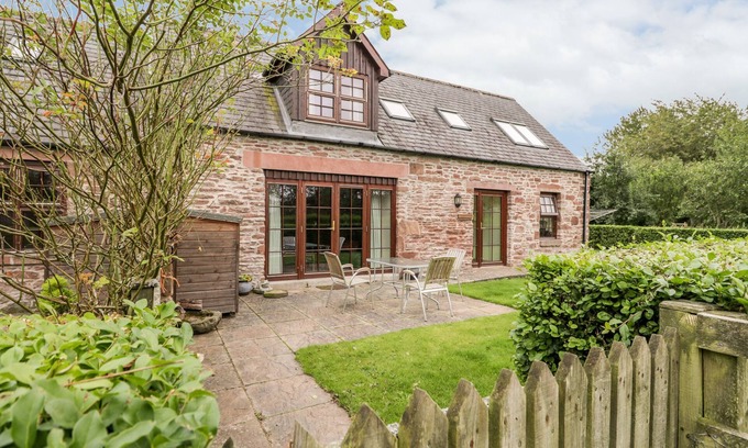 Kirriemuir Cottage | NANTUSI COTTAGE, pet friendly, with a garden in Kirriemuir