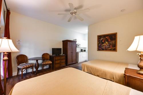 Naples Apartment | Naples Studio with Community Pool and Tennis Courts!