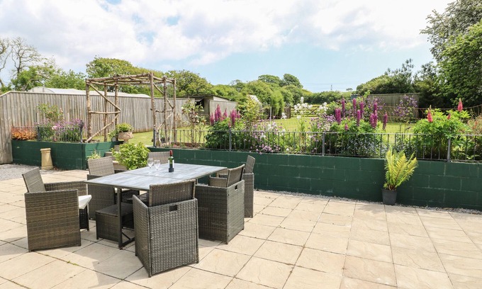 Cosheston House | NASH LODGE, pet friendly, country holiday cottage in Pembroke