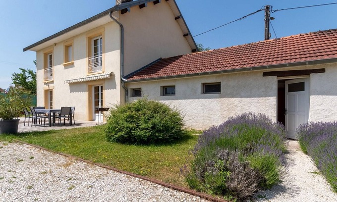 Jussey Cottage | Nature cottage by the Saône, perfect for anglers, pets allowed