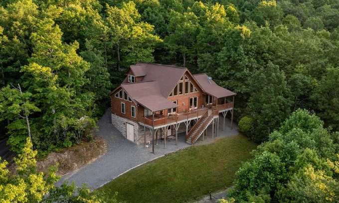 Black Mountain Cabin | Nature Meets Comfort: Cabin with Fast WiFi, Hot Tub, Games, and Nature Trails!