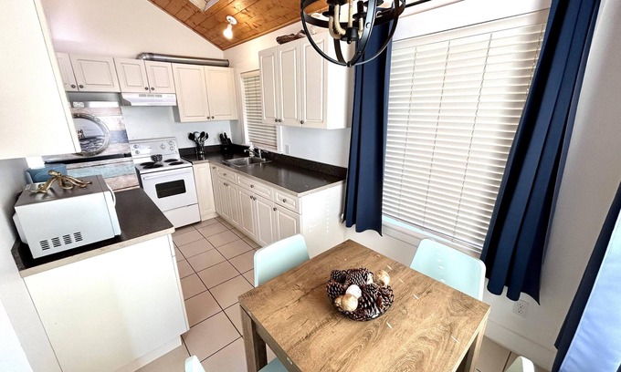 Anglemont Cabin | Nauti Cabin with HOT TUB! - Shuswap Vacations and Sledding Accommodation