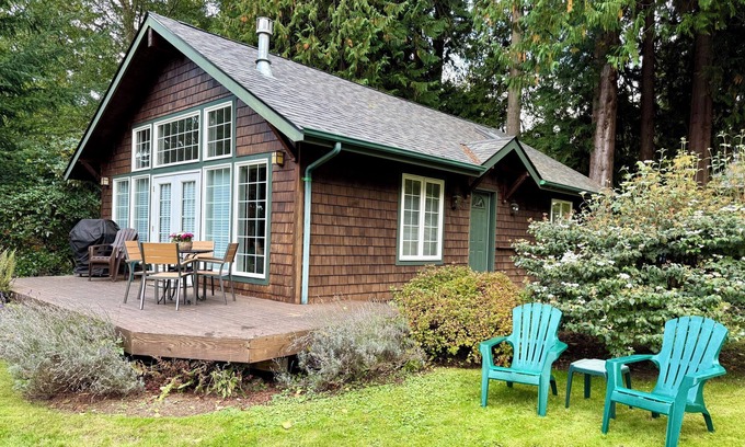 Langley Cottage | Near Downtown Langley, Shops & Restaurants! Cozy Cottage & Pet Friendly!