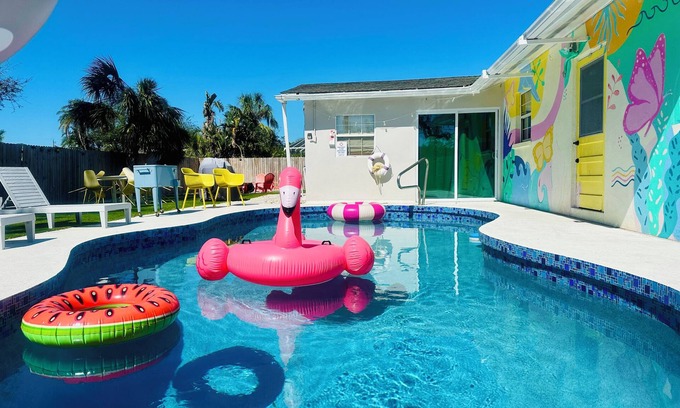 Whitfield House | Near IMG! Free Heated Pool, Fire Pit, Golf, BBQ, Arcade Games!