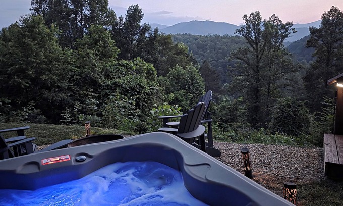 Whittier Cabin | Near Polar Express, Casino and WCU. Hot Tub & robes! Dog friendly. Views!