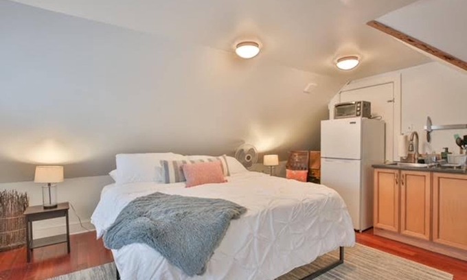 Leesburg Apartment | Nest on 9 - King Bed