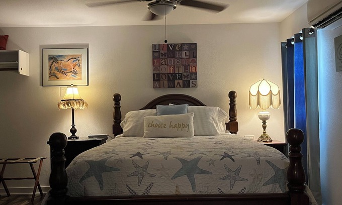 Glen Rose Apartment | Nestle Inn-centrally located-walk to historic town Square-Big Rocks park & more