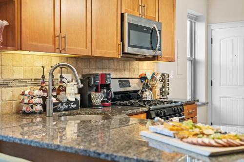 St. Ben's Apartment | NEW! 1 Garage Spot Included! Near brown line! North Center/St. Ben's Location!