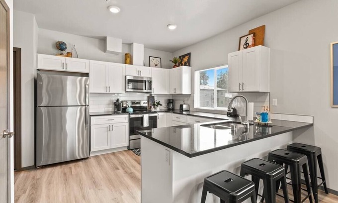 South Perry District Apartment | New 2 Bed 2 Bath Near Perry District and DT!