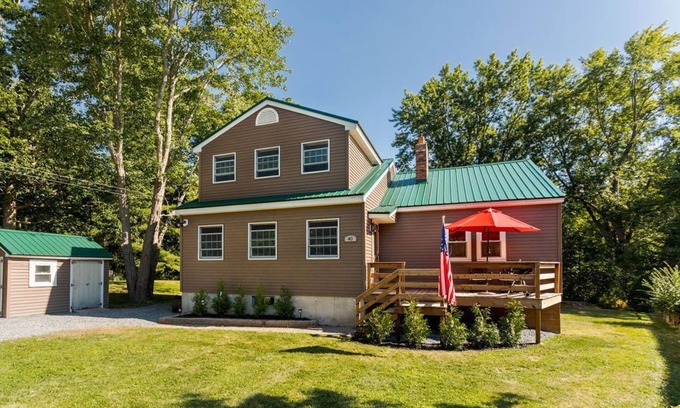 York Harbor House | NEW 2023! Sleep 12 in 5Bedroom 2Bath! Firepit/Outdoor Shower! 0.6 miles to Beach