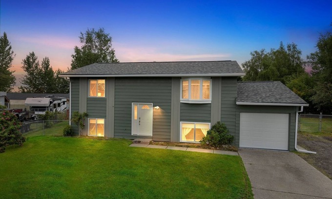 Bayshore - Klatt House | NEW! Anchorage 5BR Retreat Hikes, City & Comfort
