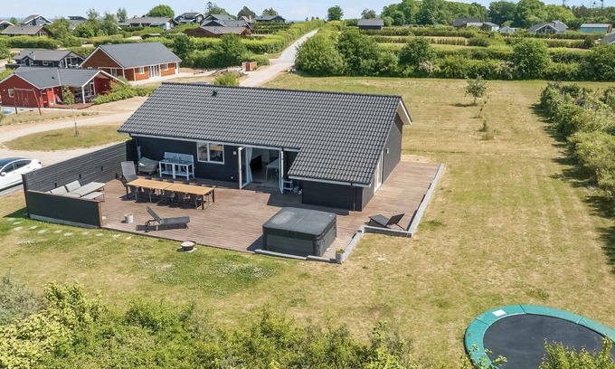 Frørup House | New and modern holiday home with hot tub