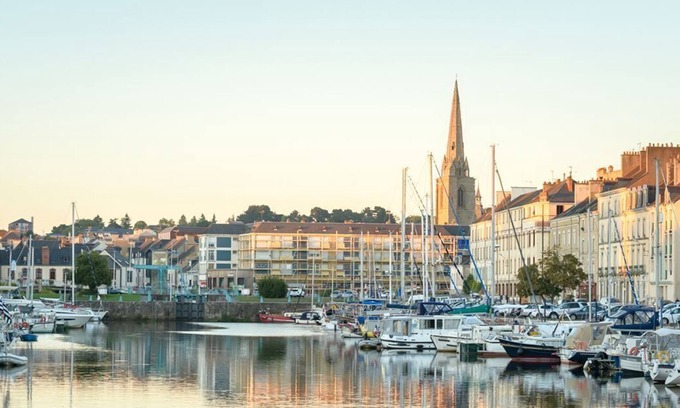 Redon Apartment | New Beau T3 - sleeps 4 - full heart of town Redon pedestrian street