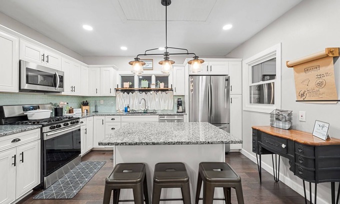 Cloquet House | New! Bright Beautiful Farmhouse on Oak