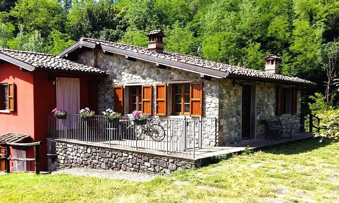 Mologno Villa | New! Charming Restored Mill, Private Pool, olive grove, walk facilities, river.