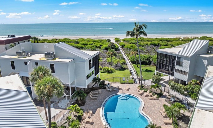 Sanibel House | New Cyprina #2 – a fully renovated luxury townhome on Sanibel’s East End. Enjoy coastal elegance, modern comfort, and breathtaking direct water views from every room in this stunning beach retreat.