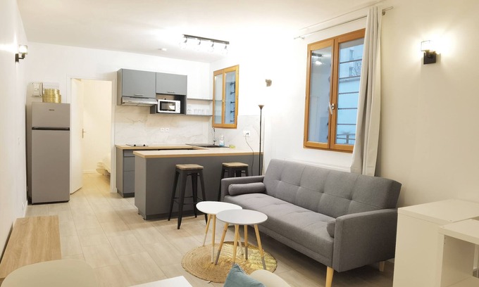 Bagneux Apartment | New deco Apt with private yard 150m to RER bagneux
