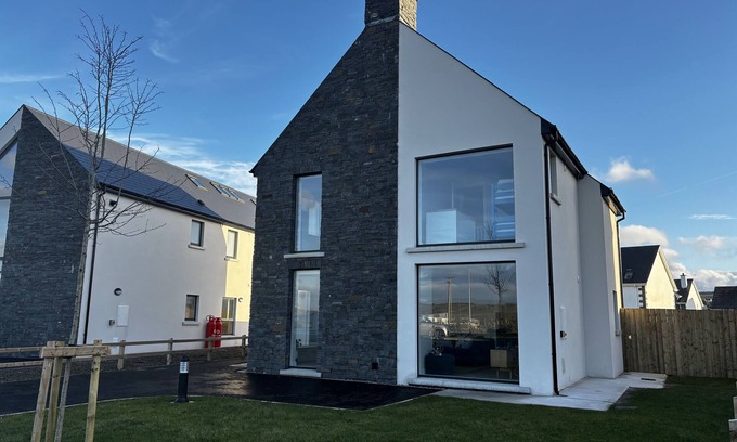 Ballyshannon House | New | Family Haven | Walk to Beach | Large Garden